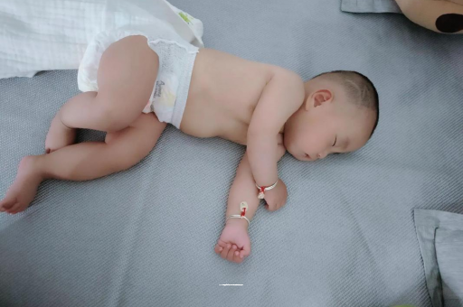 七台河两个月宝宝肚子胀气